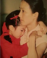 刘亦菲靠在妈妈怀里