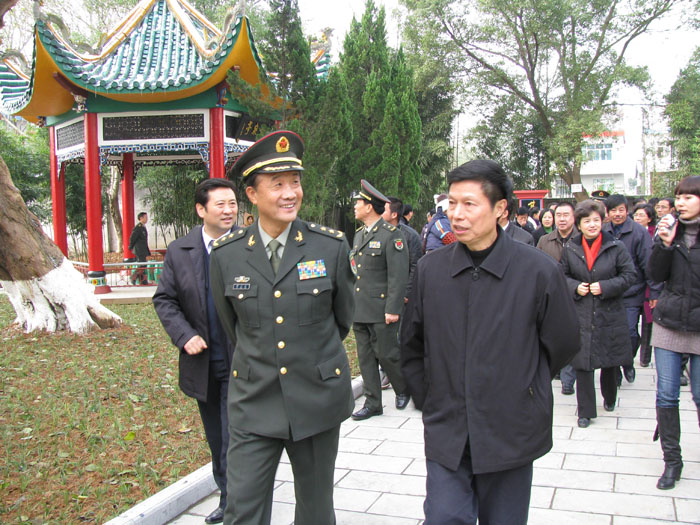 黄埔军校的一期学生;1926年,徐小岩的母亲黄杰为了反抗封建包办婚姻