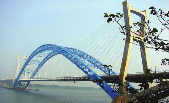 蓮城大橋,是湘潭第四座湘江大橋(湘江四橋),是湖南湘潭二環線上的一座