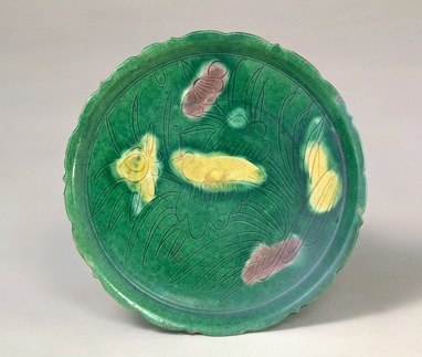 名称:三彩刻花鹭莲纹盘  类别:瓷器  年代:辽代  文物现状:现藏北京